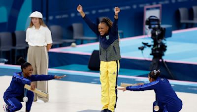 Simone Biles sufre su peor día: se cae en la viga y es destronada por Rebeca Andrade en el suelo de París 2024 - La Tercera