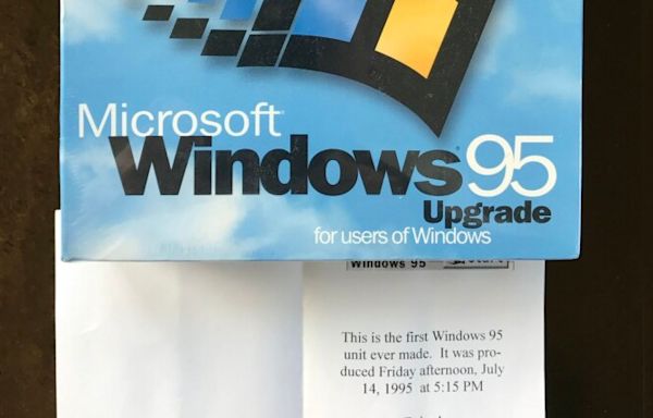 Ex-Microsoft executive flaunts the first ever copy of Windows 95