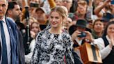 Leonor innova con un vestido de lentejuelas y los pendientes con forma de pluma de la Reina