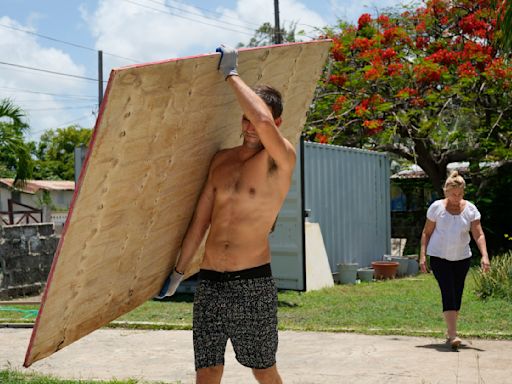 El peligroso huracán Beryl pierde algo de fuerza y se acerca al sureste del Caribe