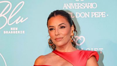 Eva Longoria sublimissime dans une robe estivale disponible à 65€ : elle dévoile ses jambes de rêve