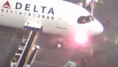 畫面曝光！達美航空班機降落「狂噴火球」 乘客從機翼驚逃