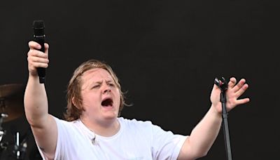 Ein Jahr nach Rückzug: Lewis Capaldi besucht Glastonbury