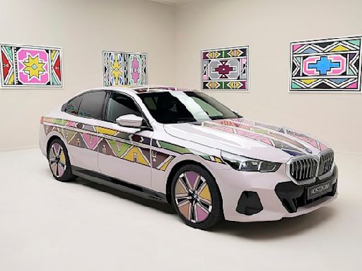BMW推出藝術家Esther Mahlangu創作全新i5藝術車，運用電子墨水科技展現多變裝飾效果