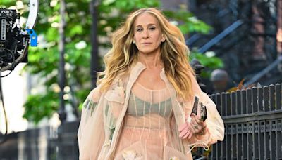 Sarah Jessica Parker Wore These Stylish, Comfy Sandals on the Set of ‘And Just Like That’