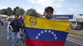 Cientos de venezolanos marchan por las calles de Quito por la jornada de elecciones presidenciales en su país