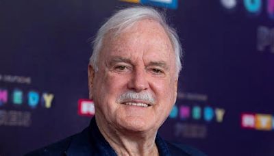 John Cleese: Dafür investiert er pro Jahr 20.000 Euro