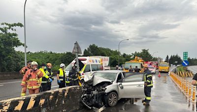 安坑交流道轎車自撞分隔島 車頭半毀！父骨折、3歲女兒昏迷送醫｜壹蘋新聞網