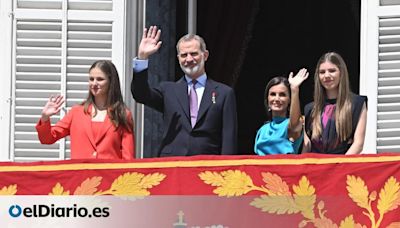 El rey sale a saludar: Felipe VI atrae a los turistas de Madrid en el décimo aniversario de su coronación