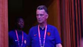 Van Gaal sai do script e abraça repórter em entrevista coletiva no Catar