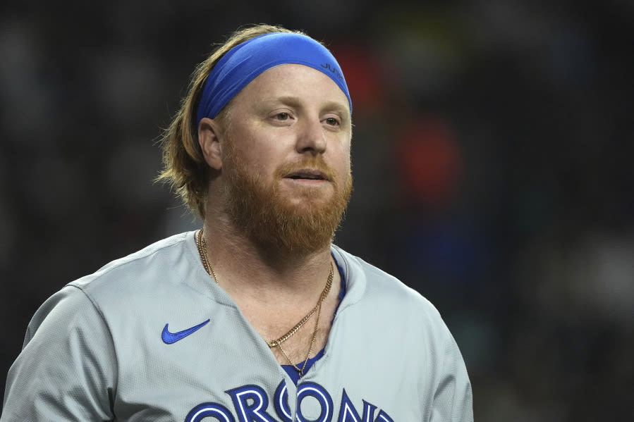 Mariners acquire Justin Turner from Blue Jays
