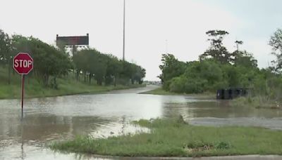 Inundaciones en vecindarios cercanos al río San Jacinto por lluvias en el condado de Harris