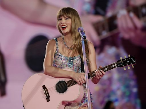 Taylor Swift reacts to thousands of fans watching show from outside stadium