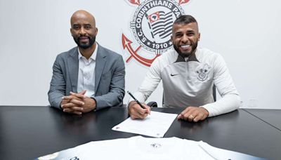 Corinthians anuncia a contratação de Alex Santana, ex-Athletico