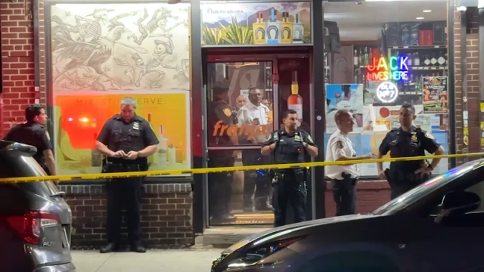 Queens liquor store jacking attempt turns violent, suspect shot in abdomen, in critical condition