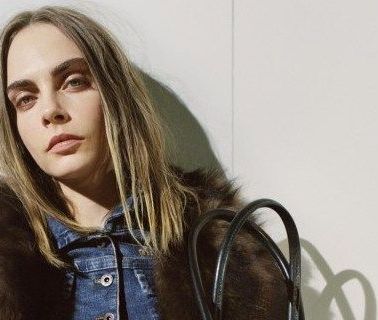 Cara Delevingne est de retour : libre et envoûtante, elle surprend dans la campagne Miu Miu