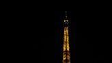 Saint Laurent aquece a passarela da Torre Eiffel com glamour parisiense