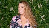 Blake Lively : ahurissante en crop top et micro short, elle affiche ses abdos dessinés et ses jambes galbées