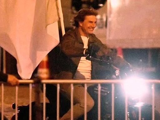 Tom Cruise monta otra vez en moto por París, pero esta vez lo hace sobre una eléctrica