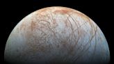 La capa de hielo de la luna Europa tiene al menos 20 kilómetros de espesor