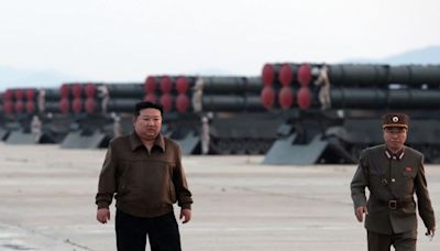 北韓展示超大型火箭砲 金正恩下令「狠抓核武」
