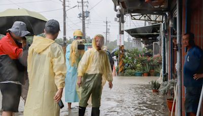 凱米颱風豪雨狂炸 嘉縣長翁章梁涉水勘災