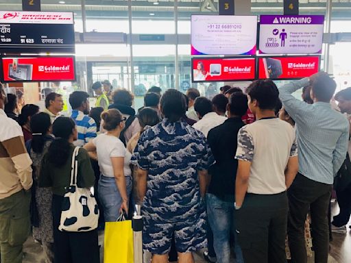 Mumbai to Delhi SpiceJet Flight Delayed by 8 Hours; Passengers Angry with Airport Staff