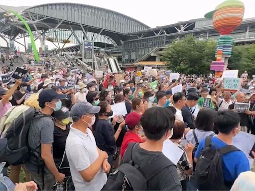 "我藐視國會"全台串連 台中火車站500人冒雨聚集