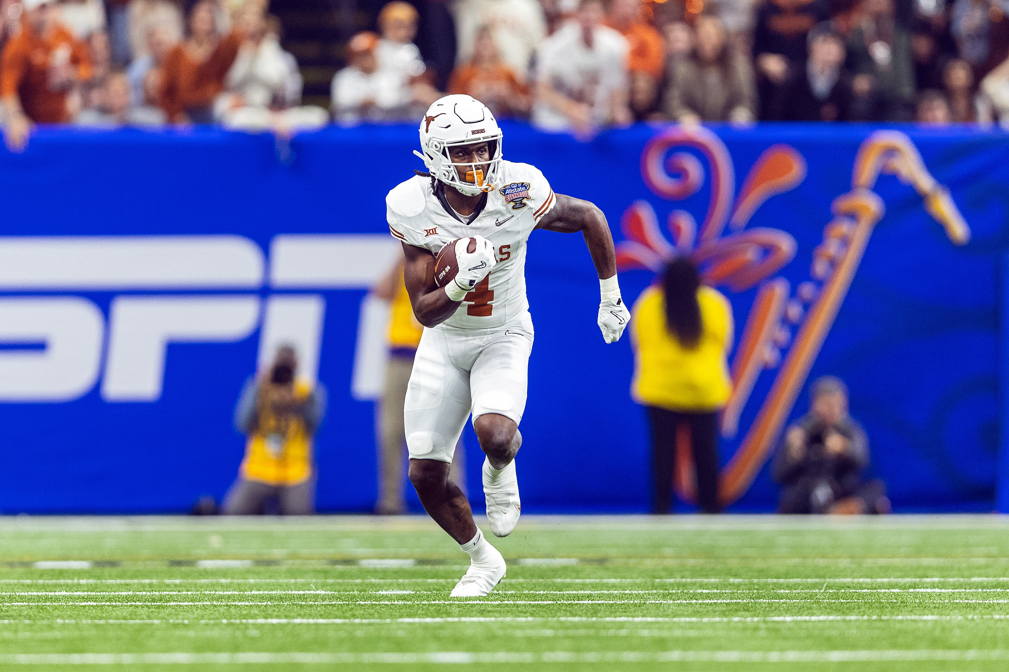 Texas RB CJ Baxter suffers season-ending knee injury