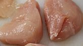 Un reciente estudio alerta del pollo contaminado de un conocido supermercado pero advierten de que es un problema "extendido a todo el mercado"