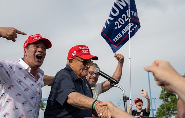 Pro-Trump rally on Staten Island draws hundreds of supporters after NYC conviction: ‘Chin up’