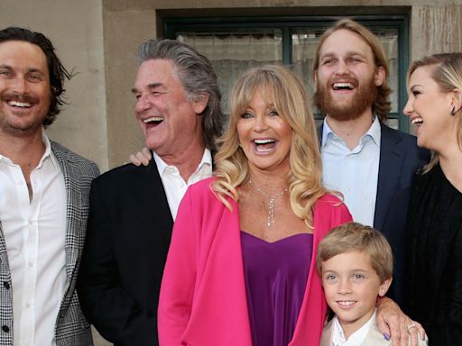 Goldie Hawn Wants To Make A Movie With Her Famous Family: “It Would Be So Fun & So Crazy”