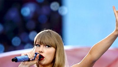 Taylor Swift Rocks Major Fall Trend While Cheering on Boyfriend Travis Kelce at Chiefs Game