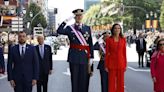 La reina Letizia rompe el protocolo y luce un inusual ‘look’ juvenil en el Día de las Fuerzas Armadas: top lencero y zapatillas bambas