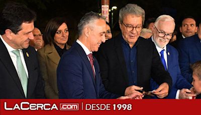 El presidente de la Diputación, Miguel Ángel Valverde, asiste a la inauguración y al encendido de la Feria de Mayo de Puertollano