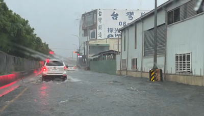 大雷雨再轟1小時！台南7區一級淹水警戒 水淹半個輪胎高