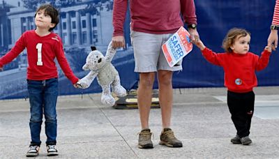 Nashville Covenant School shooting: Song, prayer, honks as human chain spreads 'hope'