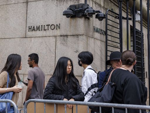 Estudiantes de la Universidad de Columbia ocupan un edificio al iniciarse las suspensiones