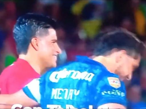 ¿Festejó el gol? Tunden a árbitro por felicitar a Henry Martín tras anotar en el Juárez vs América