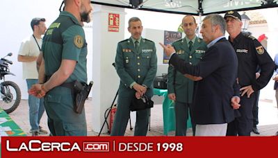 El subdelegado del Gobierno de España en Albacete visita el stand de la Guardia Civil en Expovicaman