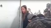 以色列女兵遭哈馬斯俘擄片段流出 公眾施壓 以決定重啟停火談判