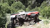 Tres de los seis menores heridos siguen graves tras precipitarse un microbús por un terraplén en Huesca