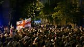 Géorgie: des dizaines de milliers de manifestants contre la loi sur l'"influence étrangère"