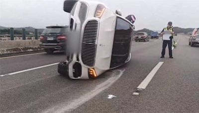 千萬邁巴赫國道被撞翻！ 聯結車變換車道肇逃恐賠天價