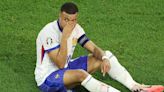 ¿Se va Mbappé? El delantero del Real Madrid se fracturó la nariz en el debut de Francia en la Eurocopa 2024