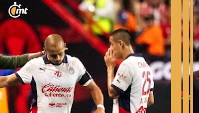 Chicharito es captado discutiendo con compañeros en el banco de Chivas