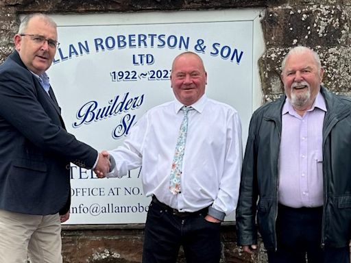 Perthshire plasterer hangs up his tools after 50 years with same firm