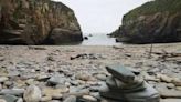 Visitantes se llevan piedras de la playa de As Catedrais, en Lugo