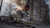AP Fotos: Ucrania pasa 2do año de guerra con escenas de dolor y sufrimiento, pero también de alegría