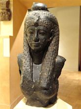 File:Cleopatra VII statue fragment, 69-30 BC - Royal Ontario Museum ...